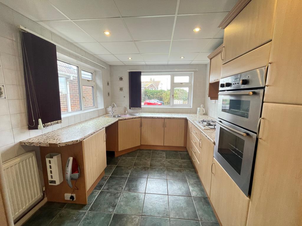 Lot: 73 - DETACHED HOUSE FOR IMPROVEMENT - Kitchen with fitted units